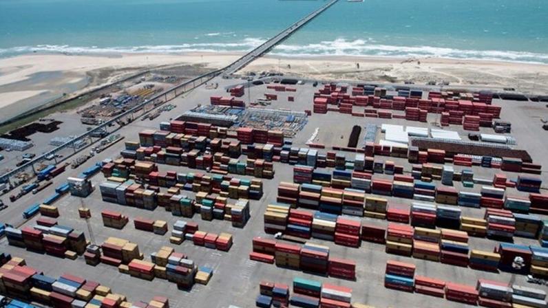 Na imagem, cargas armazenadas no porto do Pecém, no Ceará