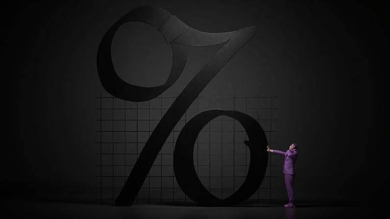 Figura estilizada em roxo interage com um grande símbolo de porcentagem em um fundo quadriculado, sugerindo um conceito financeiro.