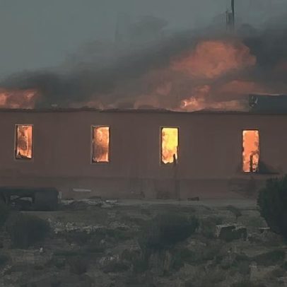Incêndio nos EUA devasta casas, ameaça 300 imóveis e obriga fuga de moradores