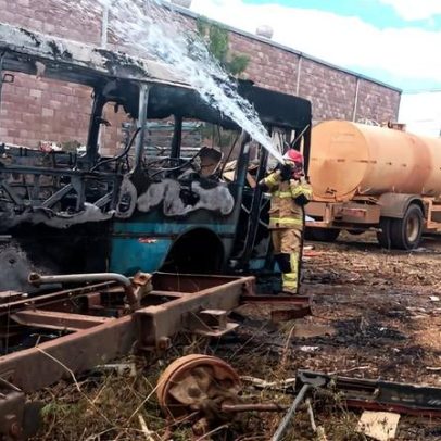 Incêndio atinge ônibus em garagem de Bocaiúva