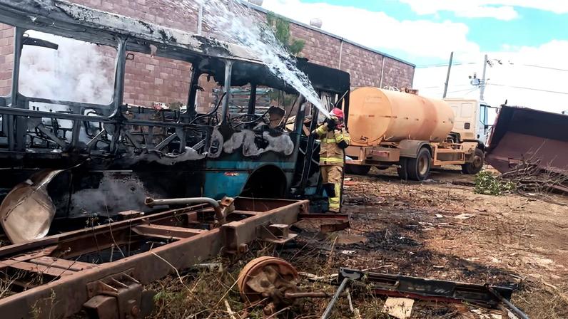 Incêndio atinge ônibus em garagem de veículos em Bocaiuva