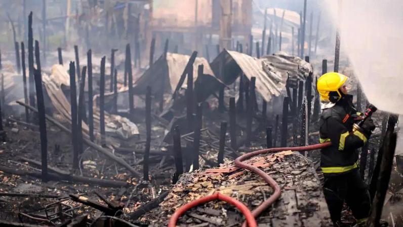 Incêndio atinge 30 casas e afeta 58 famílias em Manaus; veja como ficou o bairro