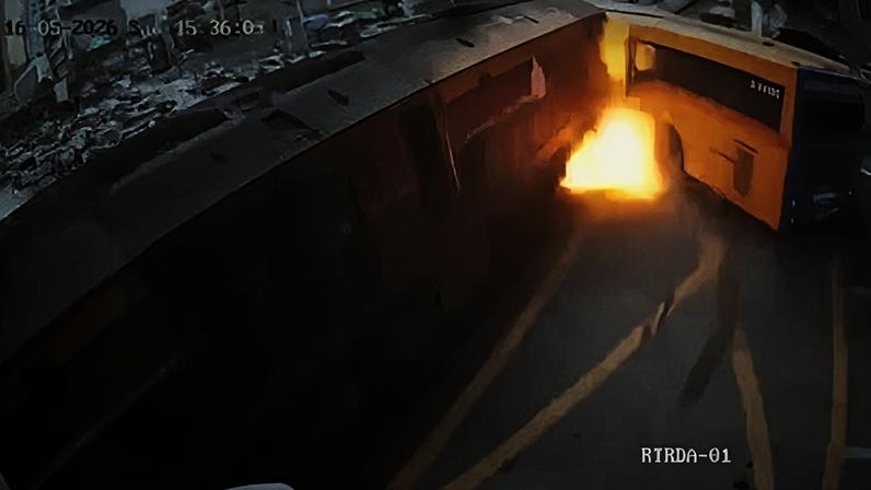 Imagens de câmeras de vigilância mostram o momento em que um trem colide com um ônibus em Bangkok, na Tailândia