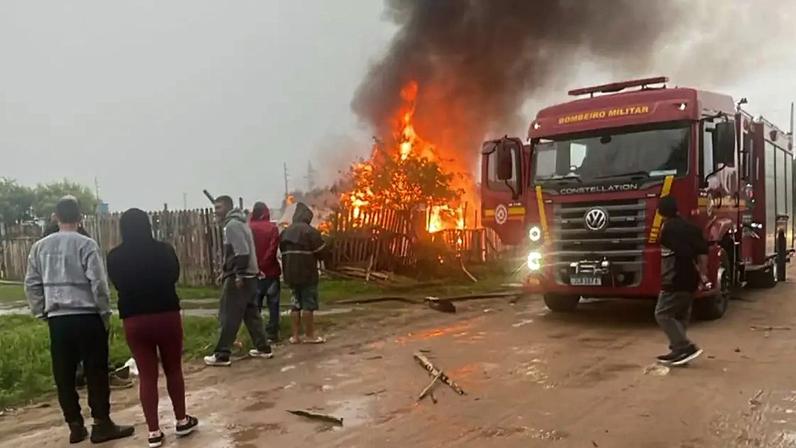 Casa ficou completamente destruída em incêndio provocado por queda de raio em Rio Grande, no RS