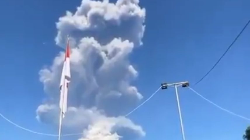 Vulcão entra em erupção e 20 montanhistas ficam presos na Indonésia