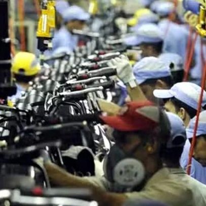 Produção industrial cai 7 pontos e tem pior abril em três anos, aponta CNI