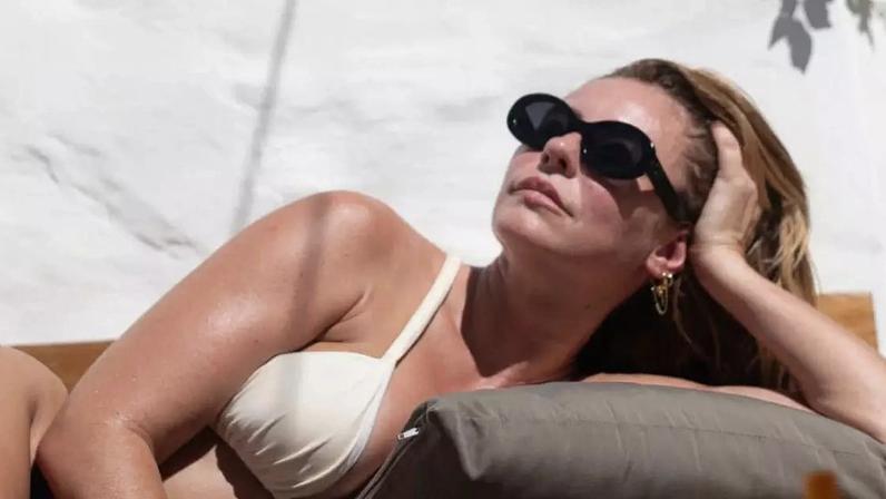 Paolla Oliveira curtindo paraíso europeu