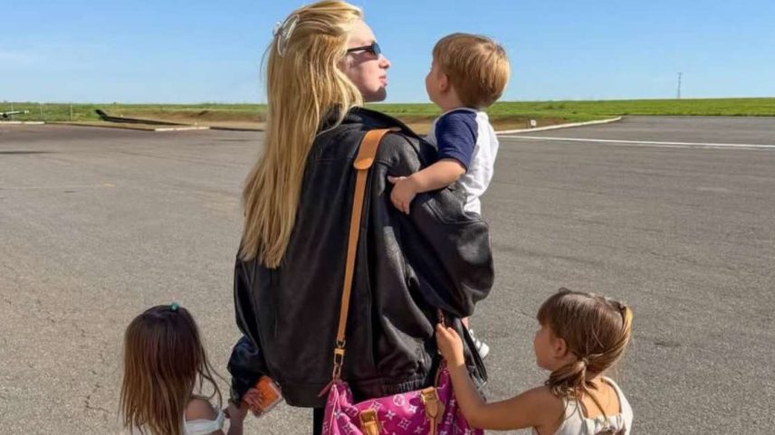 Virginia Fonseca posa com os filhos após voo de jatinho