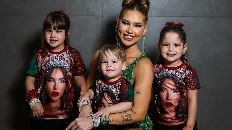 Virginia com os três filhos prestes a desfilar no carnaval 2026