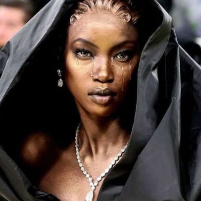 Modelo reage a acusação de xixi em roupa durante Met Gala