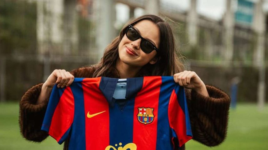 Olivia Rodrigo com a camisa do Barcelona com sua marca