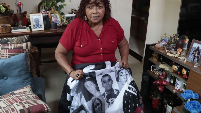 Débora Maria da Silva perdeu o filho Edson Rogério Silva dos Santos, há 20 anos, assassinado pela PM de São Paulo