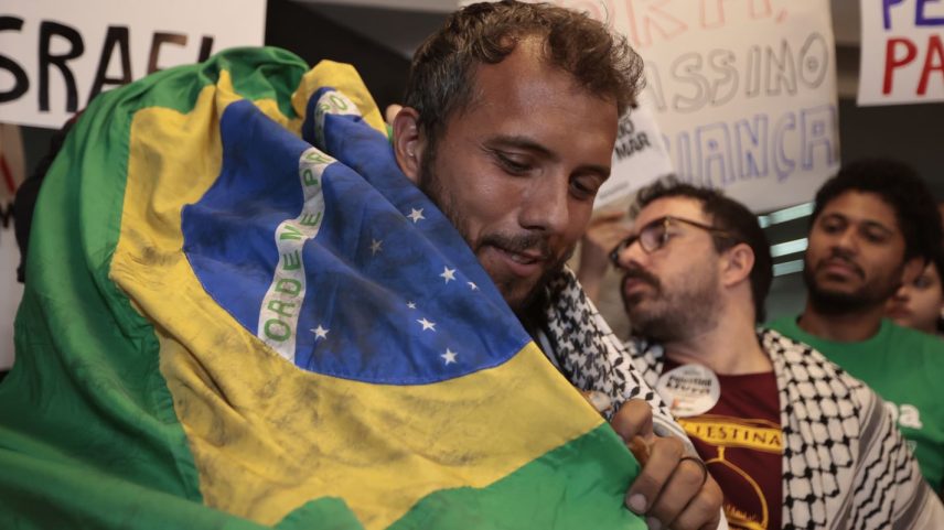 São Paulo (SP), 13/06/2025. O ativista Thiago Ávila durante a sua chegada no aeroporto de Guarulhos, após ser preso e deportado pelo exército israelense ao tentar desembarcar em Gaza. Foto: Paulo Pinto/Agência Brasil