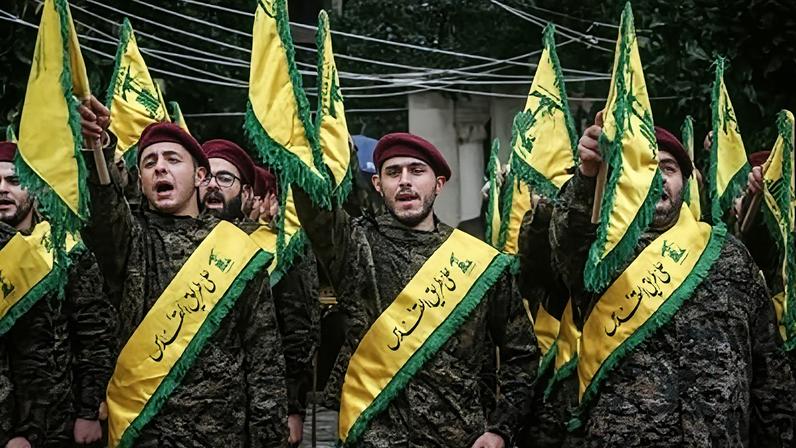Cortejo fúnebre do então comandante máximo do Hezbollah, Ali al-Debs, morto em um ataque de drone israelense, na vila de Nabatieh, no sul do Líbano, em 16 de fevereiro de 2024