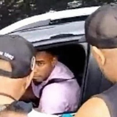 Organizadas do Vasco cobram jogadores na porta do CT: 'Pede para sair'