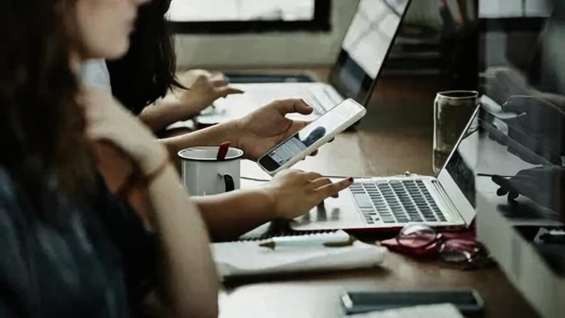 Regulamentação, que começa a valer no fim deste mês, obriga empresas a identificarem e combaterem riscos psicossociais, como assédio moral, sobrecarga de trabalho e ambientes tóxicos