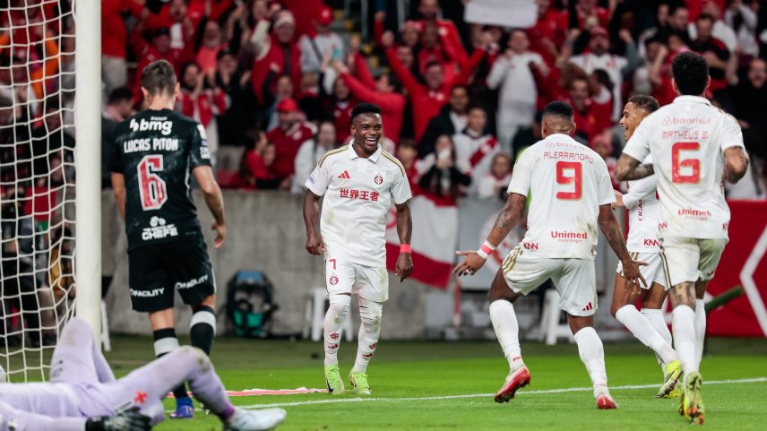 Carbonero e Alerrandro comemora gol do Inter sobre o Vasco — Foto: Luiz Erbes/AGIF