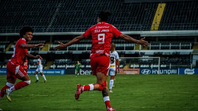 Soles Jaimes abre o placar na vitória por 3 a 0 do Internacional contra o Santos na Vila Bemiro, em 01/05/2026