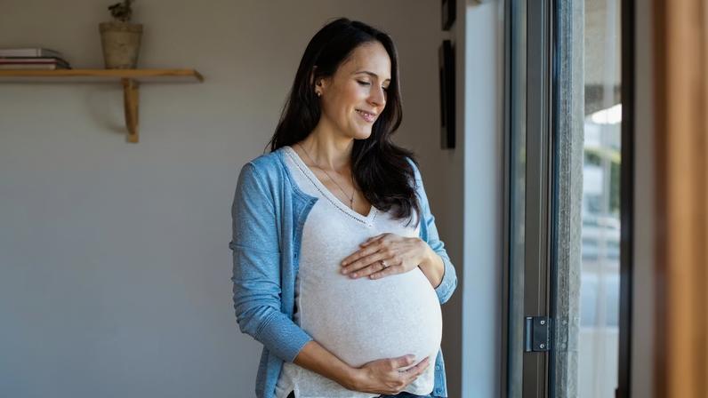 A fertilidade feminina cai gradualmente a partir dos 30 anos e acelera por volta dos 37 anos, com redução na quantidade e qualidade dos óvulos