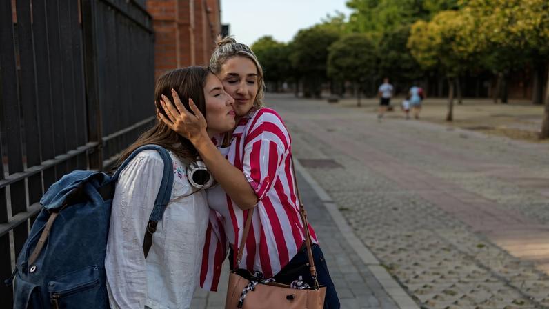 Quando crianças deixam de depender emocionalmente dos pais e passam a buscar autonomia, a maternidade muda de forma; e, para muitas mulheres, isso provoca uma crise profunda de identidade