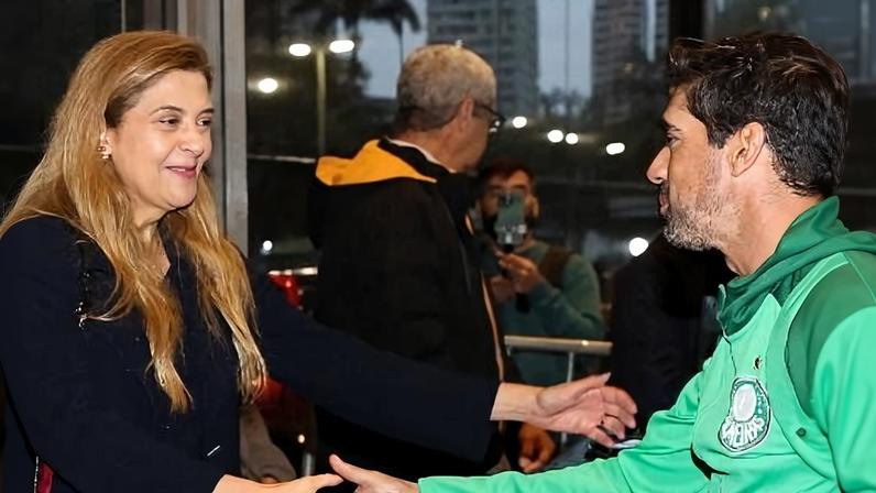 Leila Pereira e Abel Ferreira se cumprimentam em chegada do time em hotel