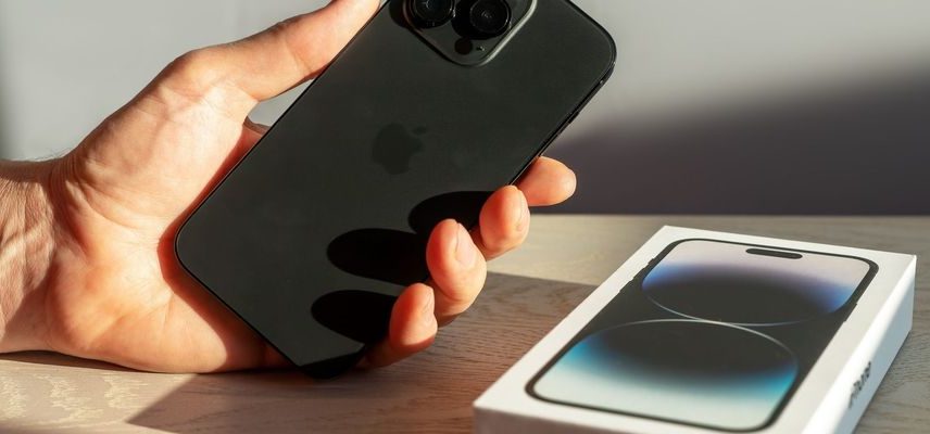 Receita apreende mais de 1.000 iPhones escondidos em ônibus