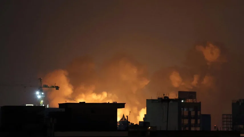 Fumaça sobe após bombardeio em Teerã, na semana passada, durante ofensiva dos EUA e Israel contra o regime islâmico. (Foto: Abedin Taherkenareh/EFE/EPA)