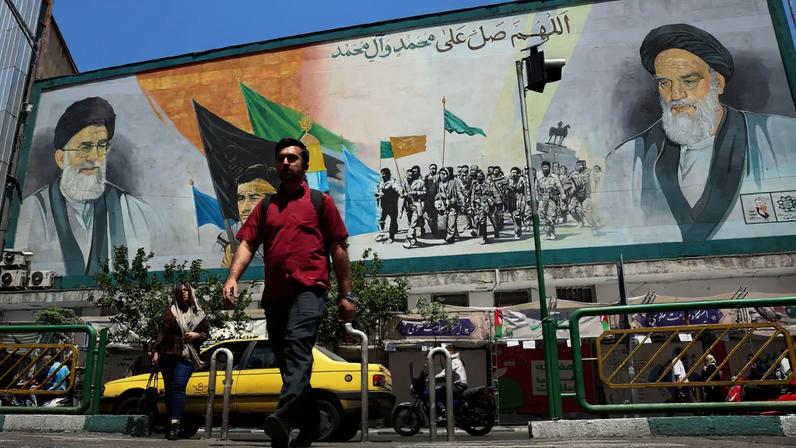 Propaganda do regime do Irã em Teerã, capital iraniana (Foto: ABEDIN TAHERKENAREH/EFE/EPA)