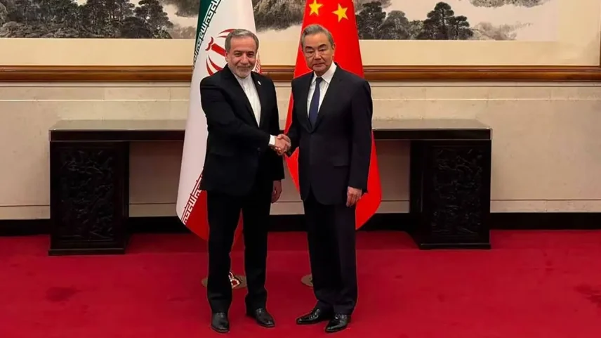 O ministro das Relações Exteriores do Irã, Abbas Araghchi, com o seu homólogo chinês, Wang Yi, em encontro em Pequim (Foto: Perfil de Abbas Araghchi no Telegram/EFE)