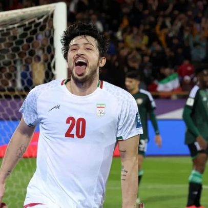 Jogador iraniano fica fora da Copa após foto com líder dos Emirados Árabes