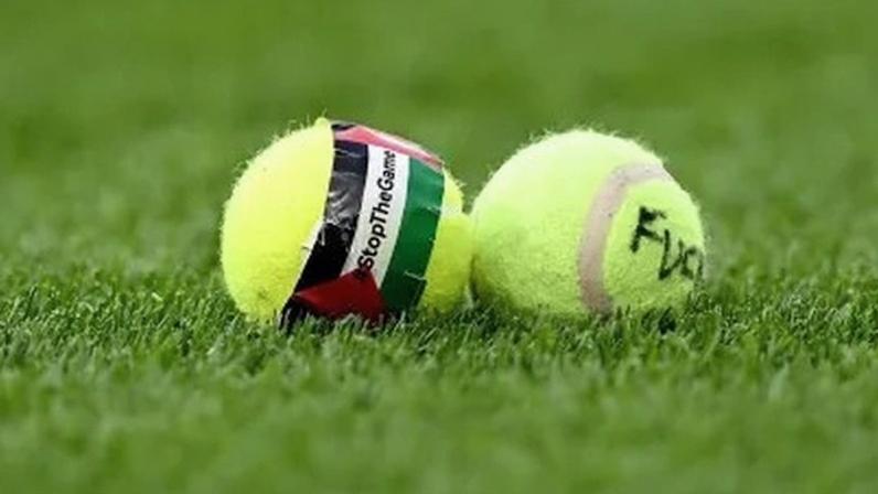 Bolas de tênis com a bandeira da Palestina que foram jogadas no gramado do amistoso entre Irlanda e Catar