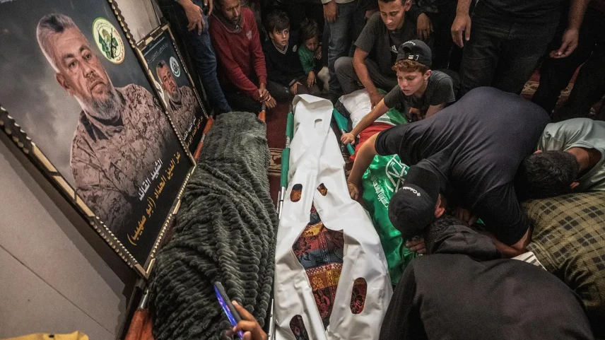 Apoiadores do Hamas em Gaza lamentando a morte de Izz al-Din al-Haddad, sobre o seu corpo. (Foto: MOHAMMED SABER/EFE/EPA)