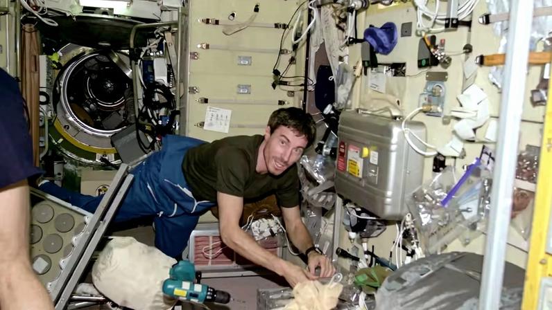 O cosmonauta Sergei K. Krikalev, engenheiro de voo da Expedição 1, recupera algumas ferramentas no Módulo de Serviço Zvezda da Estação Espacial Internacional. 2000. — Foto: NASA