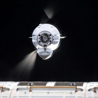Dragon da SpaceX se aproxima da Estação com ciência e suprimentos