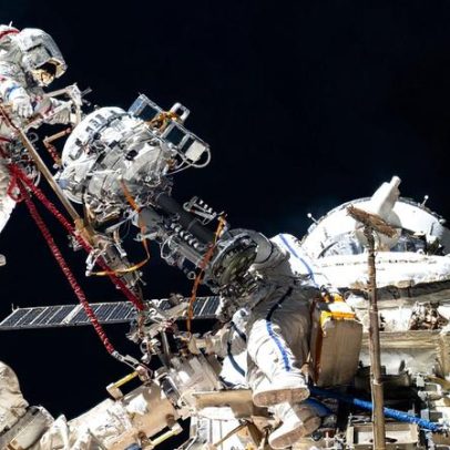 Cosmonautas iniciam caminhada espacial para trabalho com hardware científico