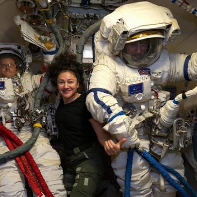Cosmonautas se preparam para caminhada espacial com robótica e pesquisa em curso