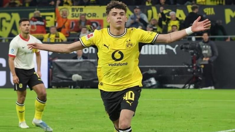 Ítalo-brasileiro Samuele Inácio terminou temporada como titular do Dortmund
