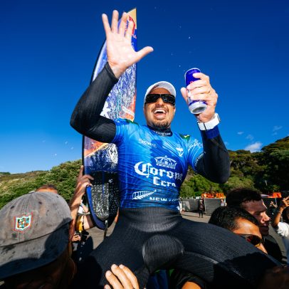 Italo Ferreira vence em Raglan e assume liderança no ranking da WSL
