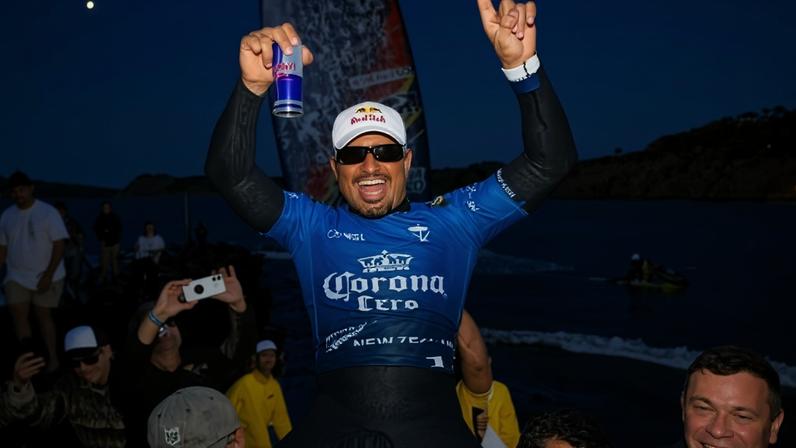 Italo Ferreira é campeão em Raglan, Nova Zelândia