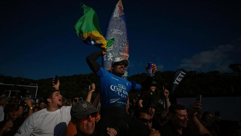 Italo Ferreira é carregado nas areias de Raglan após ser campeão da etapa — Foto: Rambo Estrada/WSL