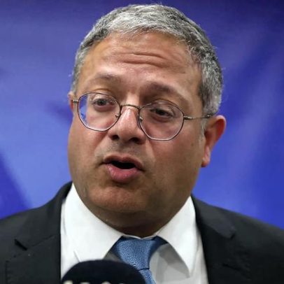 Ministro israelense celebra aniversário com bolo que exibe forca