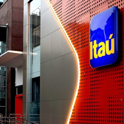 Ações do Itaú recuam após balanço sólido, destoando do setor