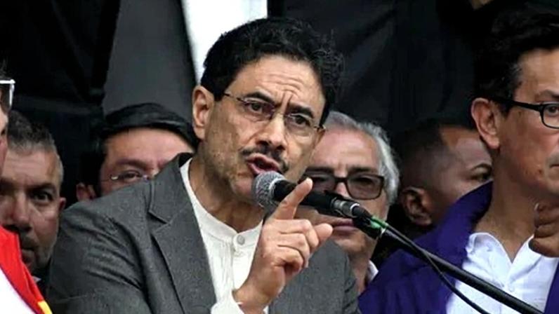 O candidato presidencial Ivan Cepeda participa de um comício na cidade de Pasto, no sul da Colômbia, em 15 de maio de 2026.
