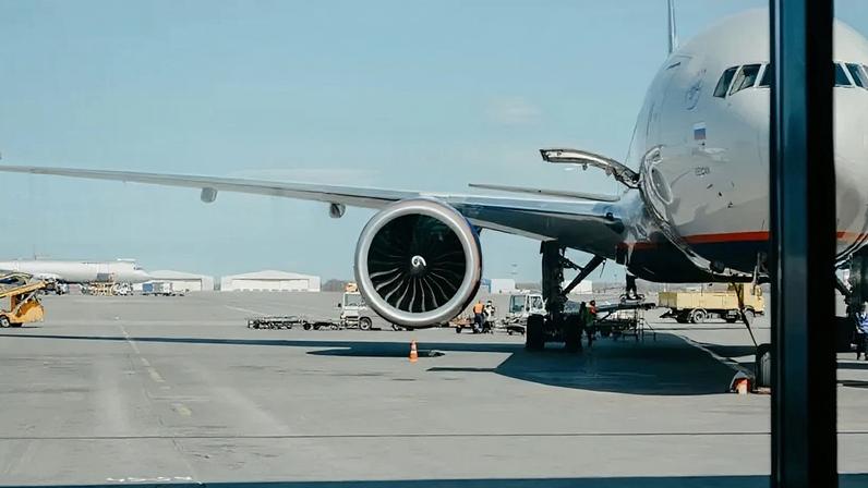 O querosene de aviação é o principal responsável pela redução na oferta de voos no Brasil; na imagem, avião comercial em aeroporto