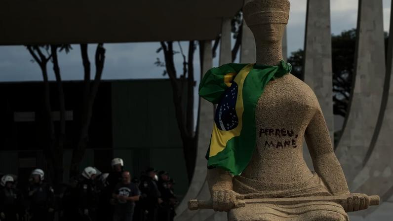 Estátua 'A Justiça', pichada com a frase 'Perdeu, mané' durante o 8 de Janeiro por Débora Rodrigues dos Santos (Joedson Alves/Agência Brasil)