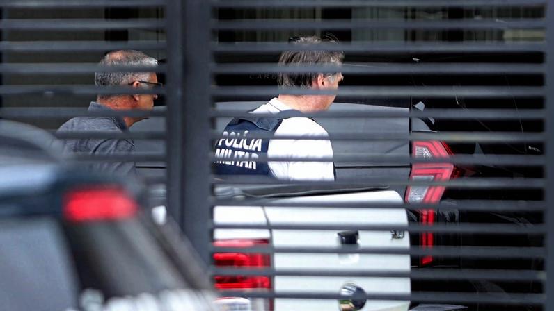 Jair Bolsonaro chega em casa após prisão domiciliar humanitária