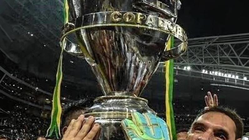Fernando Prass com a taça da Copa do Brasil de 2015