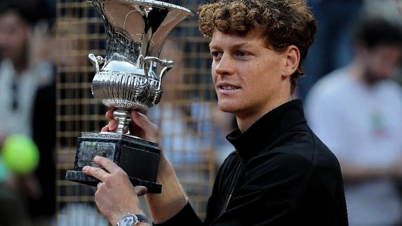 Jannik Sinner com o troféu do Masters 1000 de Roma em 2026