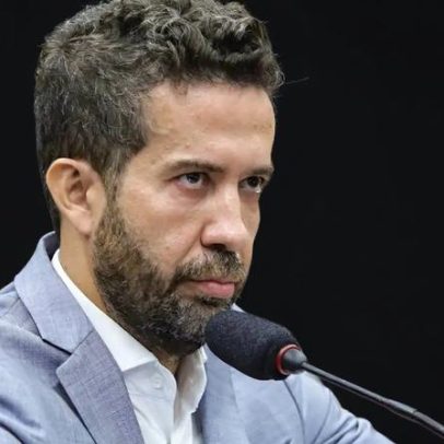 Assessor de Janones é exonerado por invadir TV ao vivo e xingar