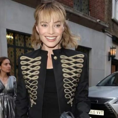 Jaqueta napoleônica volta como peça queridinha de Margot Robbie